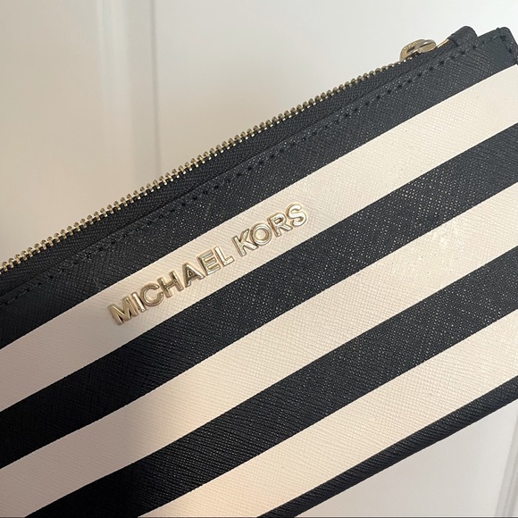 Navy and white Michael Kors wristlet - Picture 3 of 3